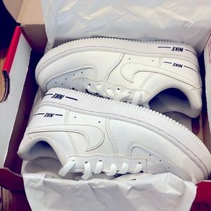 This shoes is for little boys the size is 13 the color is white.